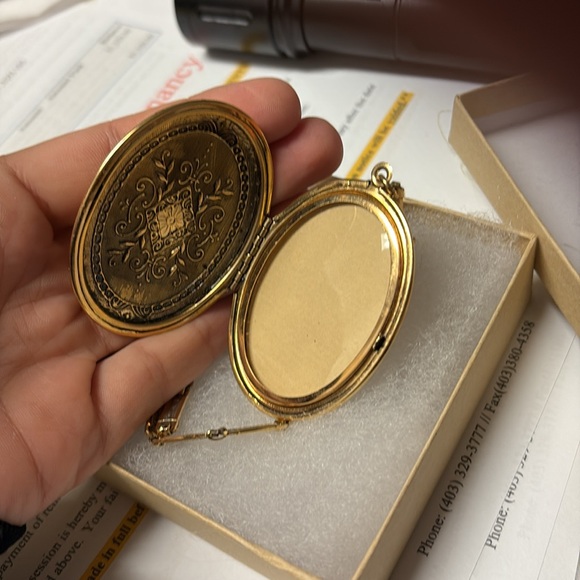 Vintage etched large oval Gold Locket book chain Necklace - Picture 4 of 4